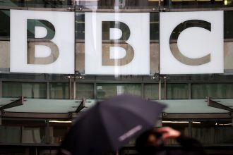 Trump lanza amenaza de demanda a la BBC por mil millones de dólares