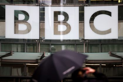 Trump lanza amenaza de demanda a la BBC por mil millones de dólares