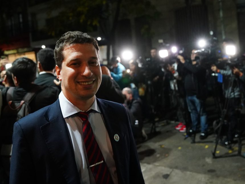 Legislador porteño sigue los pasos de Vidal y busca empleo en LinkedIn