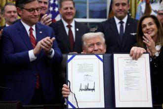 Trump firma ley que pone fin al cierre gubernamental más largo en EE.UU