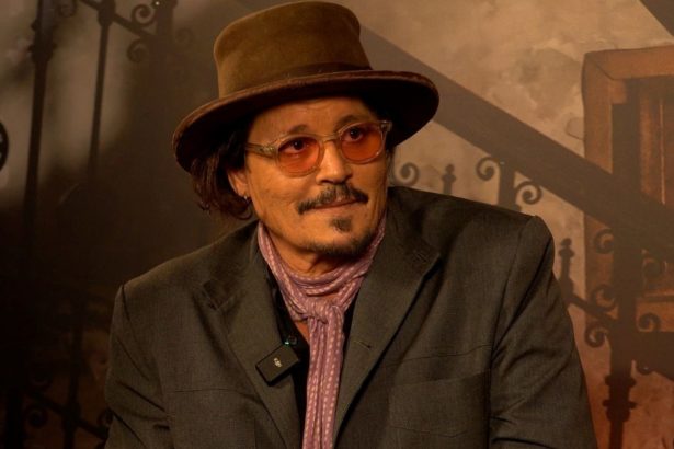 Johnny Depp: Todos lo buscan, pero su película no convence