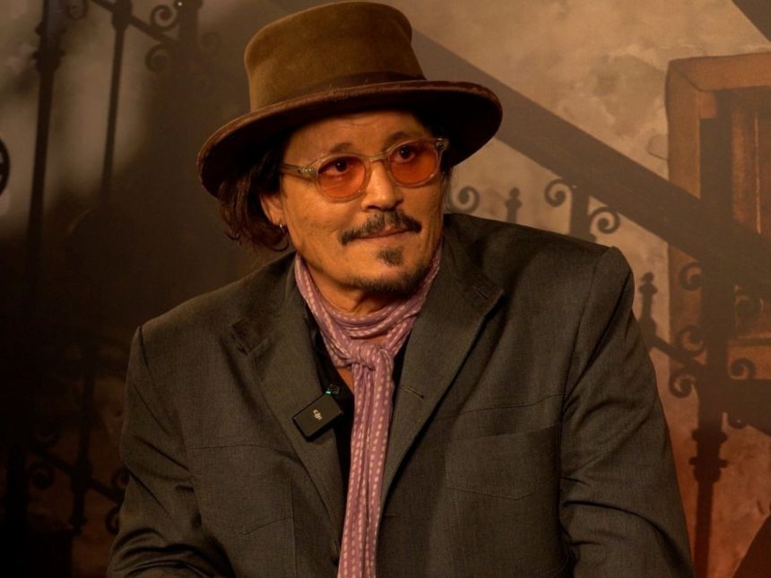 Johnny Depp: Todos lo buscan, pero su película no convence