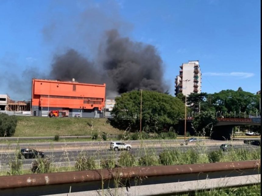Devastador incendio en Villa Celina: fábrica textil sufre pérdidas totales