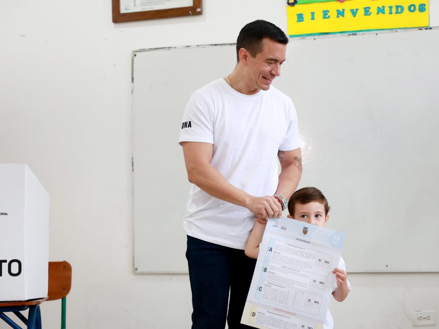 Referéndum en Ecuador: Noboa sufre derrota en todas las preguntas