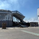 Impactante: La fábrica de plásticos en Ezeiza sigue en llamas