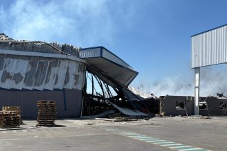 Impactante: La fábrica de plásticos en Ezeiza sigue en llamas