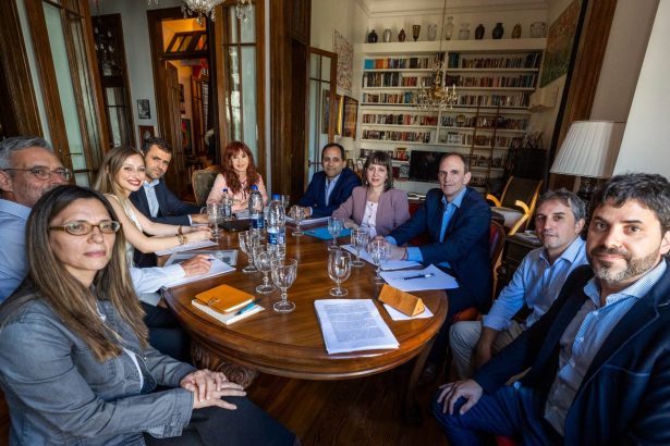 Restricciones a visitas de Cristina tras foto con 9 economistas