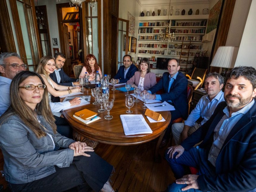 Restricciones a visitas de Cristina tras foto con 9 economistas