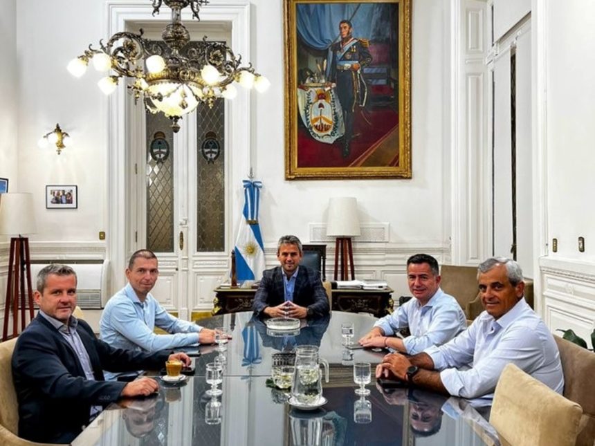 Milei refuerza su bloque: tres radicales se unen al libertario