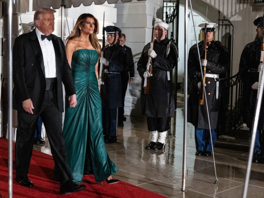 Melania Trump: Su Impactante Transformación al Verde Saudí