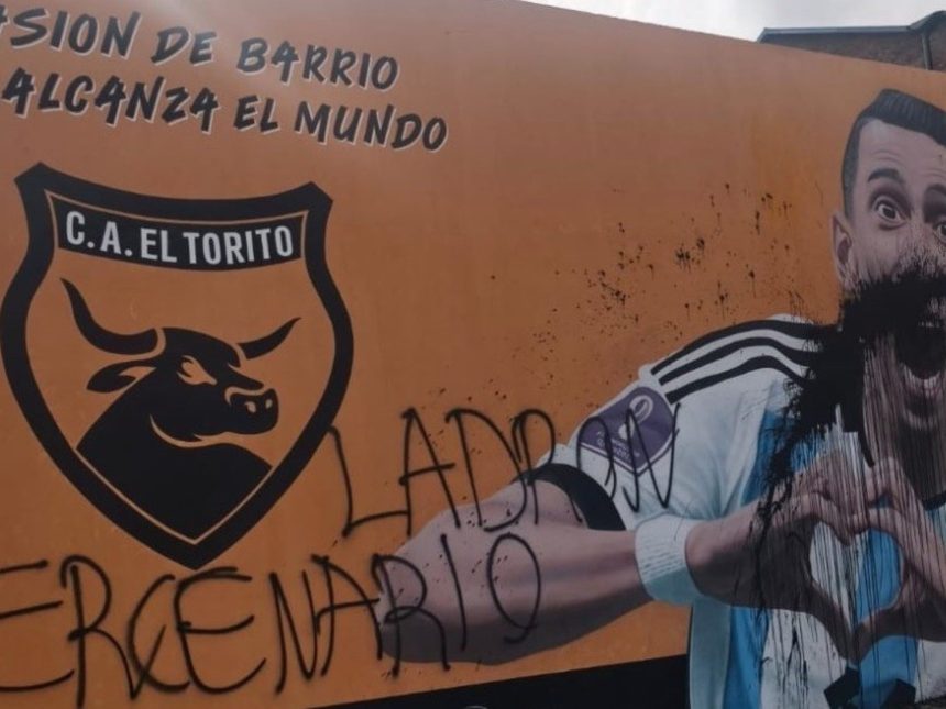Escándalo en Rosario: Vandalizan mural de Ángel Di María