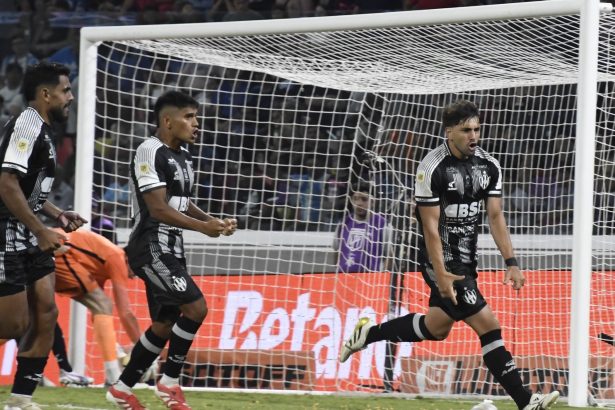 Central Córdoba sorprende a San Lorenzo: polémica y remontada en playoffs