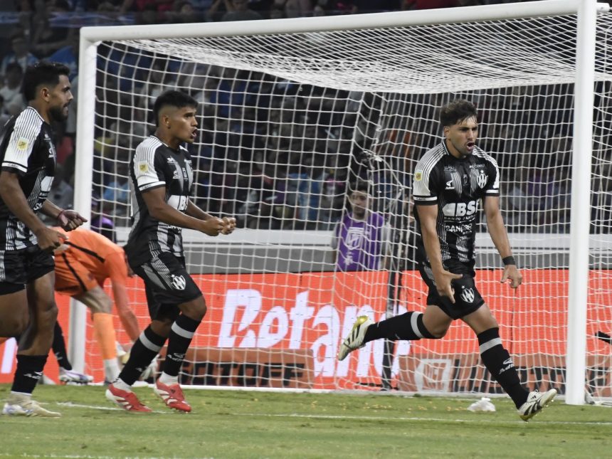 Central Córdoba sorprende a San Lorenzo: polémica y remontada en playoffs