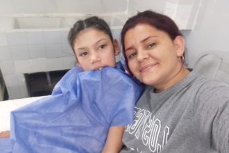 Una madre busca apoyo para ver a su hija de 15 años caminar