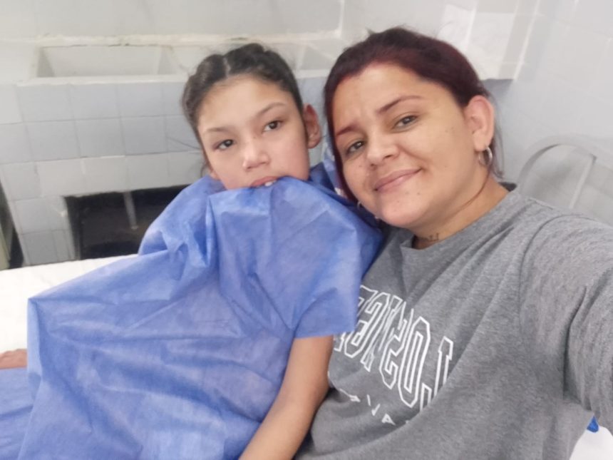 Una madre busca apoyo para ver a su hija de 15 años caminar