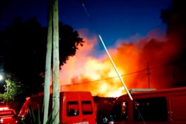 Impactante incendio en fábricas de plástico en Lomas de Zamora: evacuaciones