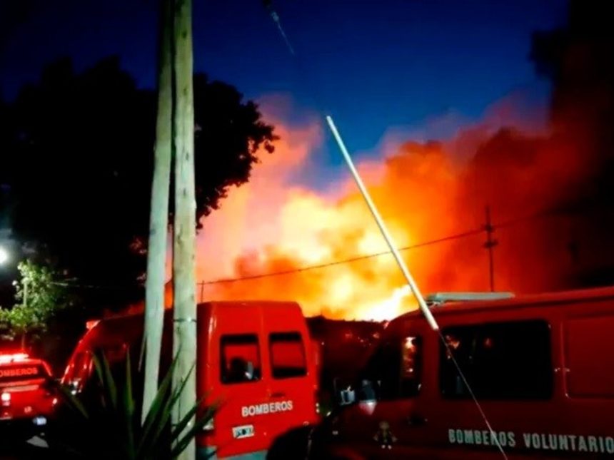 Impactante incendio en fábricas de plástico en Lomas de Zamora: evacuaciones