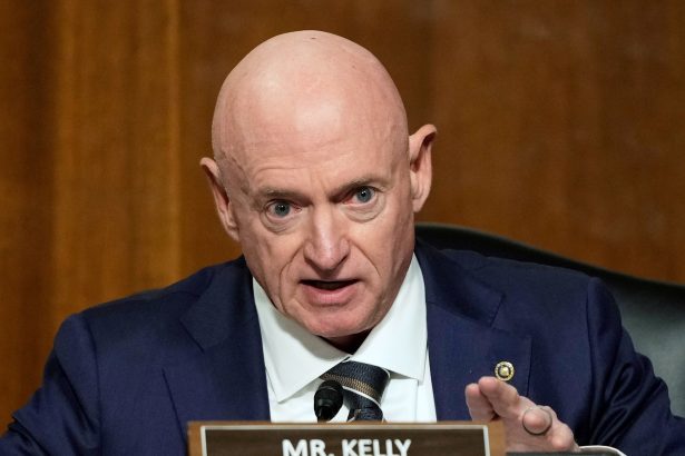 Pentágono investiga a senador demócrata por desafiar órdenes militares