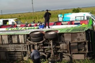 Tragedia en Ruta 2: Volcó micro a Mar del Plata, dos fallecidos