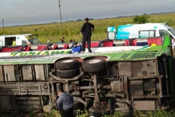 Tragedia en Ruta 2: Volcó micro a Mar del Plata, dos fallecidos