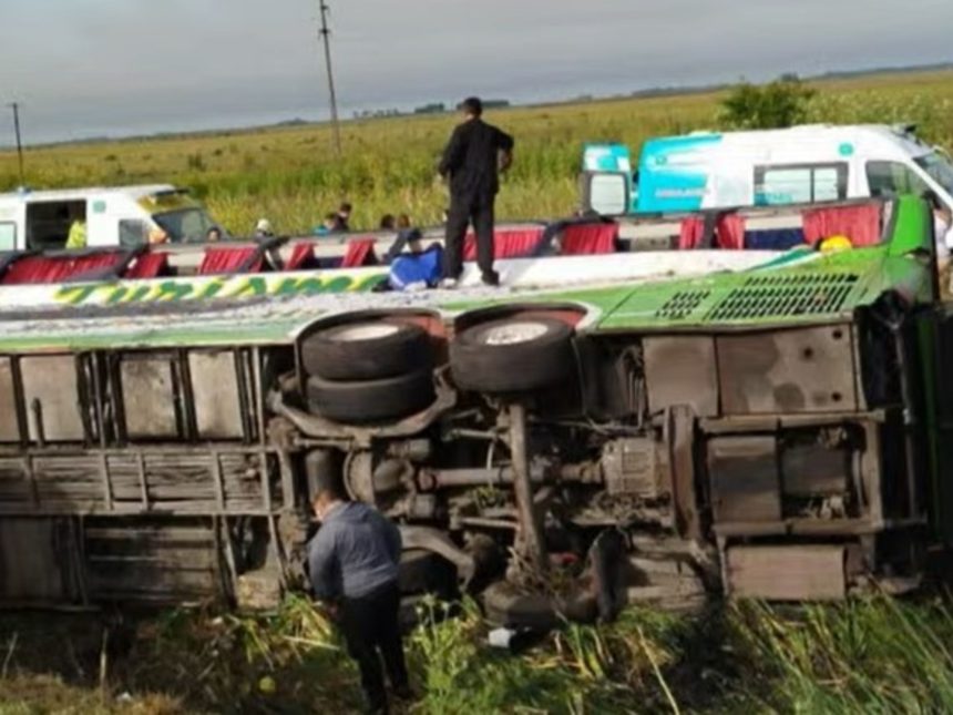 Tragedia en Ruta 2: Volcó micro a Mar del Plata, dos fallecidos