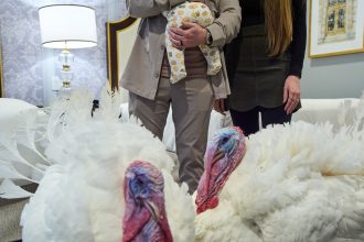 Trump Celebra Acción de Gracias Indultando Pavos en Mar-a-Lago