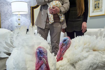 Trump Celebra Acción de Gracias Indultando Pavos en Mar-a-Lago