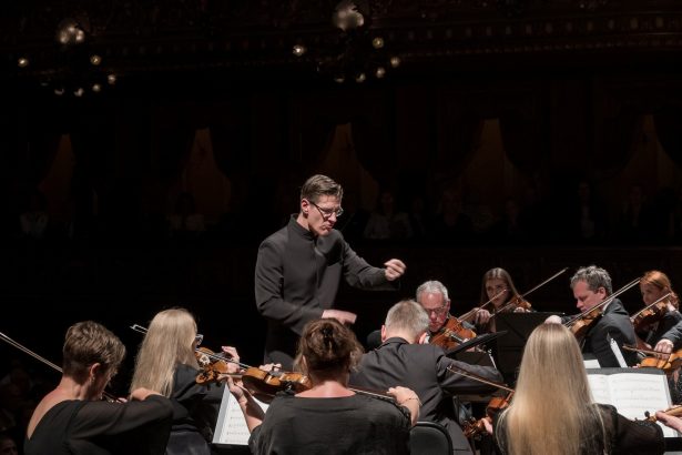 Celebración de la Pureza: El Cierre del Mozarteum en el Colón