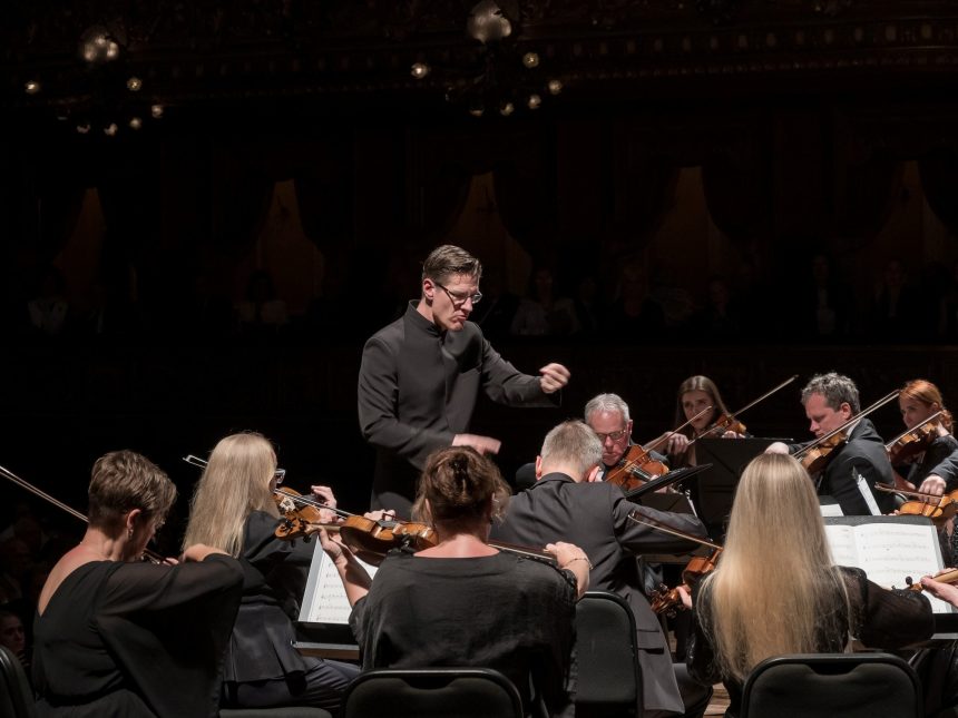 Celebración de la Pureza: El Cierre del Mozarteum en el Colón