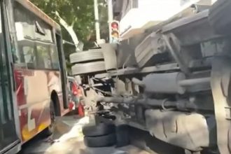 Impactante accidente en Almagro: colectivo y camión vuelcan, 14 heridos