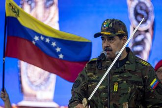 Caracas se Levanta: El Chavismo Resiste la Amenaza de EE. UU