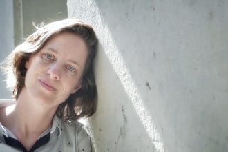 Descubre el Valor de un Primer Beso: Superando Prejuicios Familiares