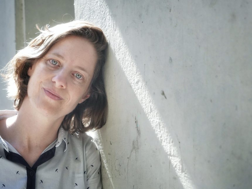 Descubre el Valor de un Primer Beso: Superando Prejuicios Familiares