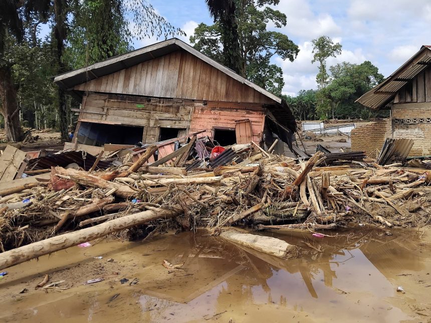 Tragedia en Indonesia: Más de 300 muertos por devastadoras inundaciones