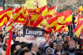 Masiva protesta en Madrid: Españoles exigen la renuncia de Sánchez