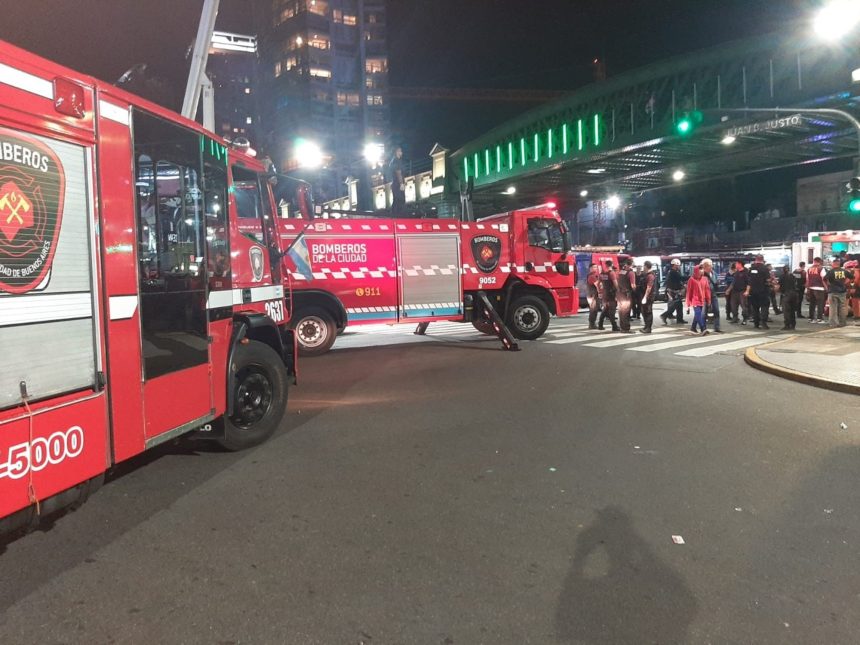 Drama en Palermo: Hombre rescatado al borde del Puente Pacífico