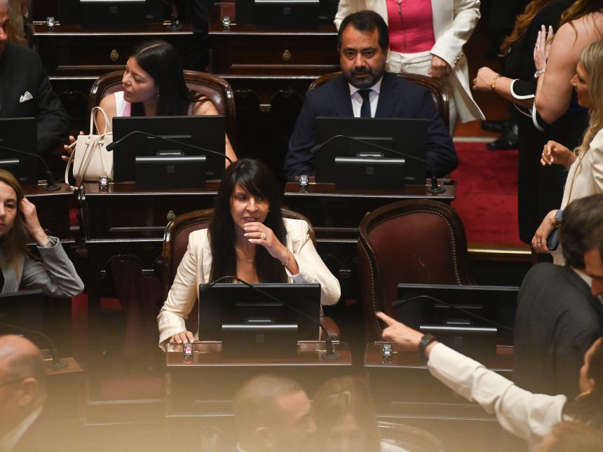 Villaverde al borde de la salida del Senado: el Gobierno sin apoyo