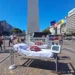 Descubre las misteriosas cunas con corazones en el Obelisco