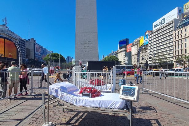 Descubre las misteriosas cunas con corazones en el Obelisco
