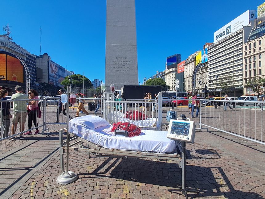Descubre las misteriosas cunas con corazones en el Obelisco