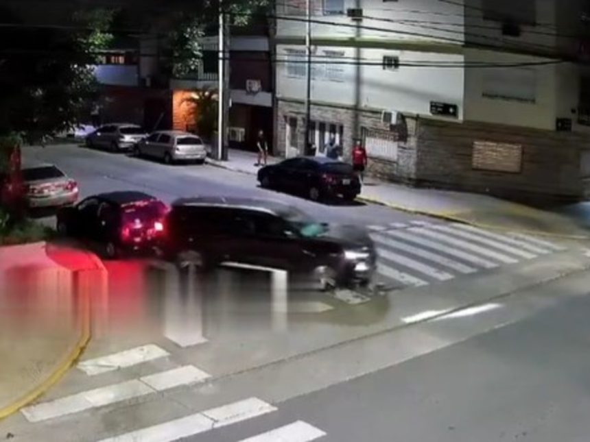 Conductor ebrio choca cuatro autos y un edificio en Villa del Parque