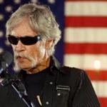 Famoso ícono del country se apuñala: hospitalizado por drogas