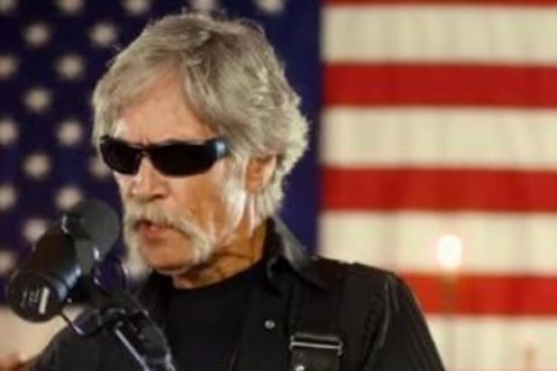 Famoso ícono del country se apuñala: hospitalizado por drogas