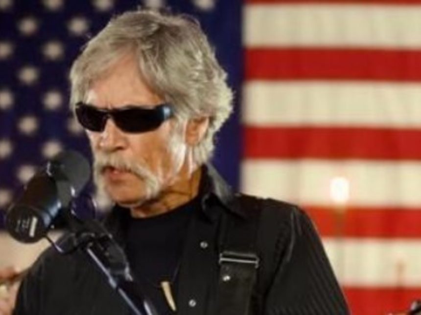 Famoso ícono del country se apuñala: hospitalizado por drogas