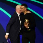Scaloni recibe disculpas de Infantino y toca la copa sin guantes