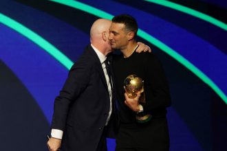 Scaloni recibe disculpas de Infantino y toca la copa sin guantes