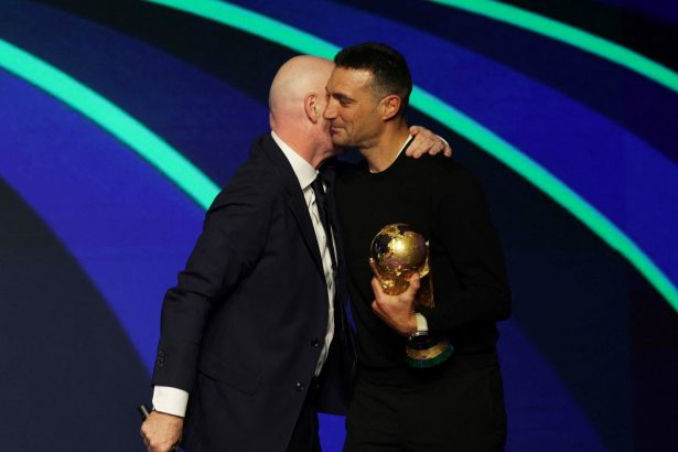 Scaloni recibe disculpas de Infantino y toca la copa sin guantes