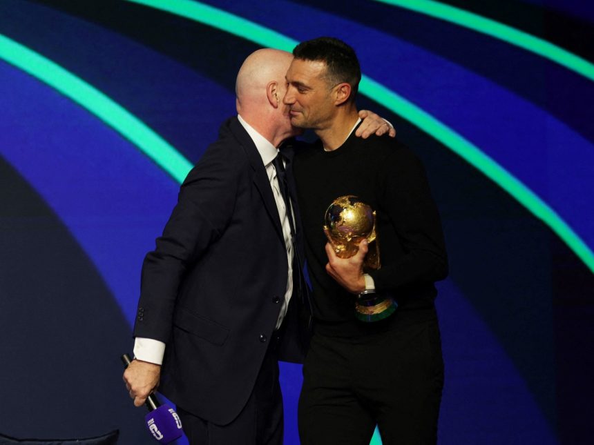 Scaloni recibe disculpas de Infantino y toca la copa sin guantes