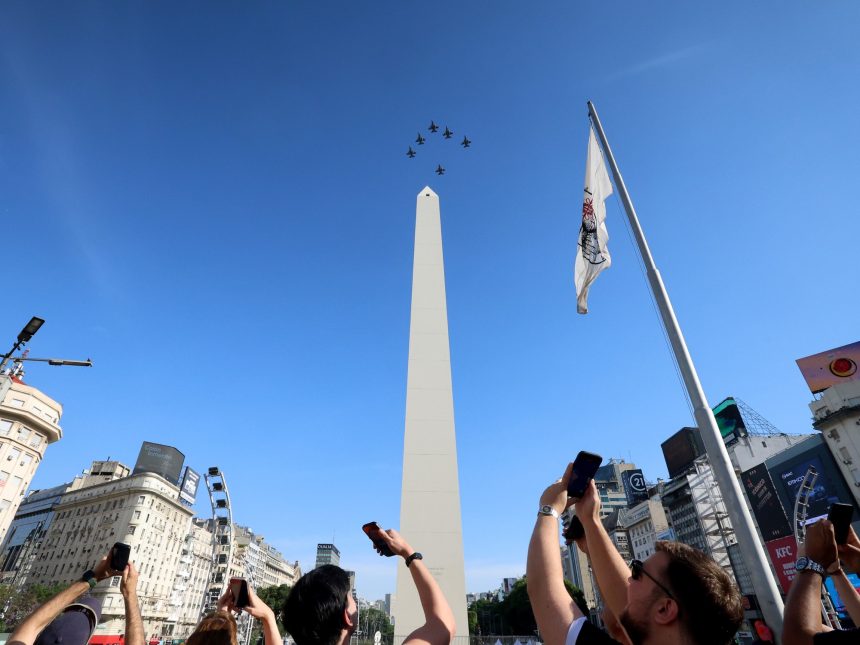 F-16 en Acción: Espectacular Vuelo a 700 km/h en Buenos Aires y Córdoba