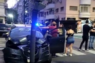 Impactante choque en Tucumán: conductor ebrio se estrella contra semáforo